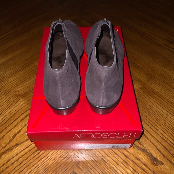 NEW-OUT OF THE BOX —Brown suede ankle boots. - Picture 5 of 8